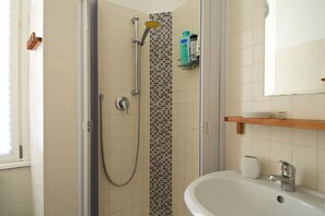 Dusche, Haartrockner, Bidet, Handtücher