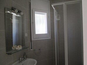Duschwanne, Haartrockner, Bidet, Handtücher