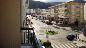 A multi-story building with balconies, a crosswalk, and a roundabout. - Artur apartment with balcony (Lousã)
