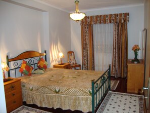 2 Schlafzimmer, BĂŒgeleisen/BĂŒgelbrett, WLAN, BettwĂ€sche