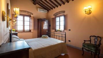 5 bedrooms, iron/ironing board, WiFi, bed sheets