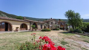 Exterior - Beautiful farmhouse in the Tuscan countryside with private pool. (Arezzo)