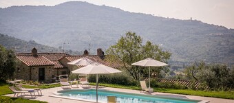 Belle ferme dans les collines avec piscine privée et vue splendide sur Cortona