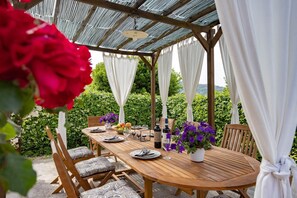 Outdoor dining - Beautiful farmhouse in the Tuscan countryside with private pool. (Arezzo)