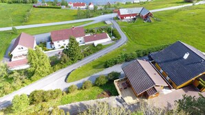 Un quartier résidentiel avec des maisons, une route sinueuse et une étendue d’eau en arrière-plan.