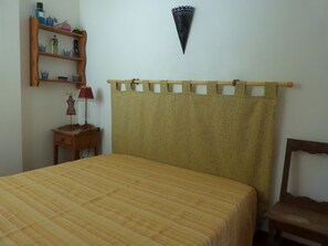 1 habitación, tabla de planchar con plancha y cuna de viaje