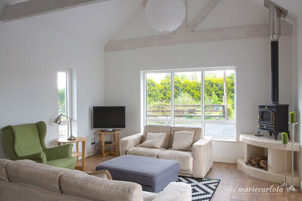 Smart TV, fireplace, DVD player, books - Casa Ceol - tranquil country setting by Ennis (Ruan)