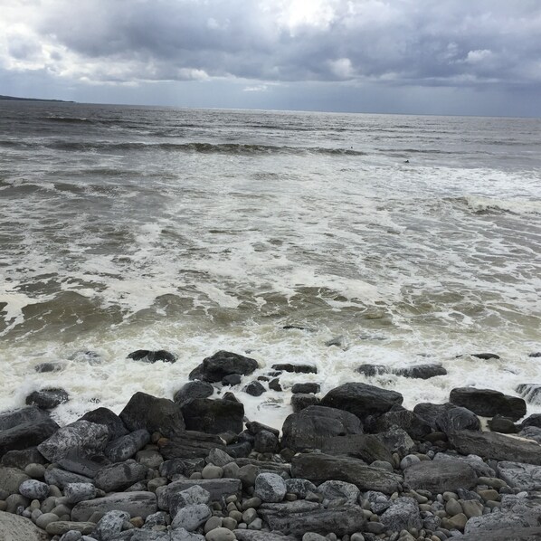Une côte rocheuse battue par des vagues agitées.