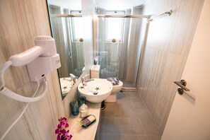 Shower, hair dryer, towels, shampoo