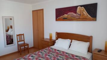 2 slaapkamers, een strijkplank/strijkijzer, gratis wifi, beddengoed