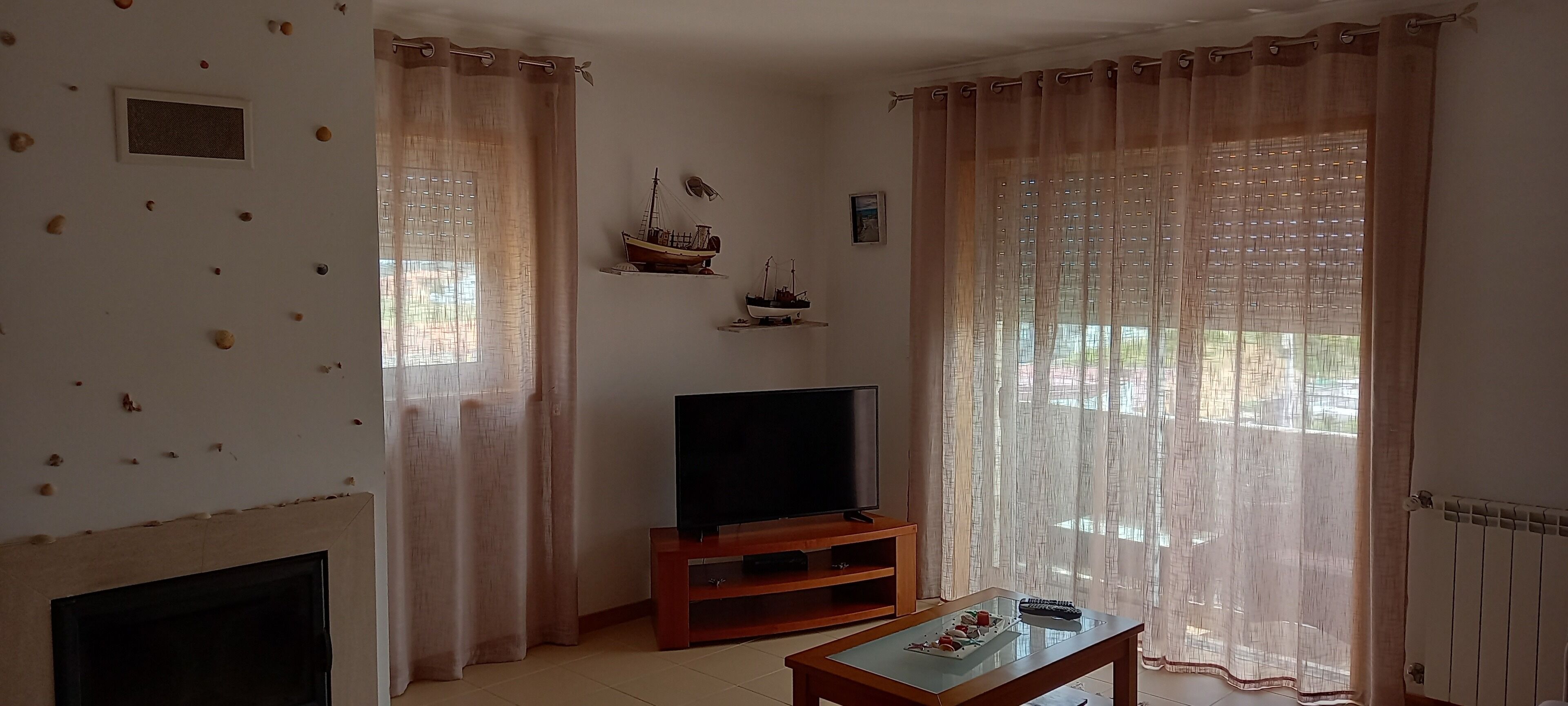 Een smart-tv en een open haard