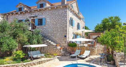 Villa dalmate traditionnelle, piscine, aire de jeux pour enfants, tennis de table