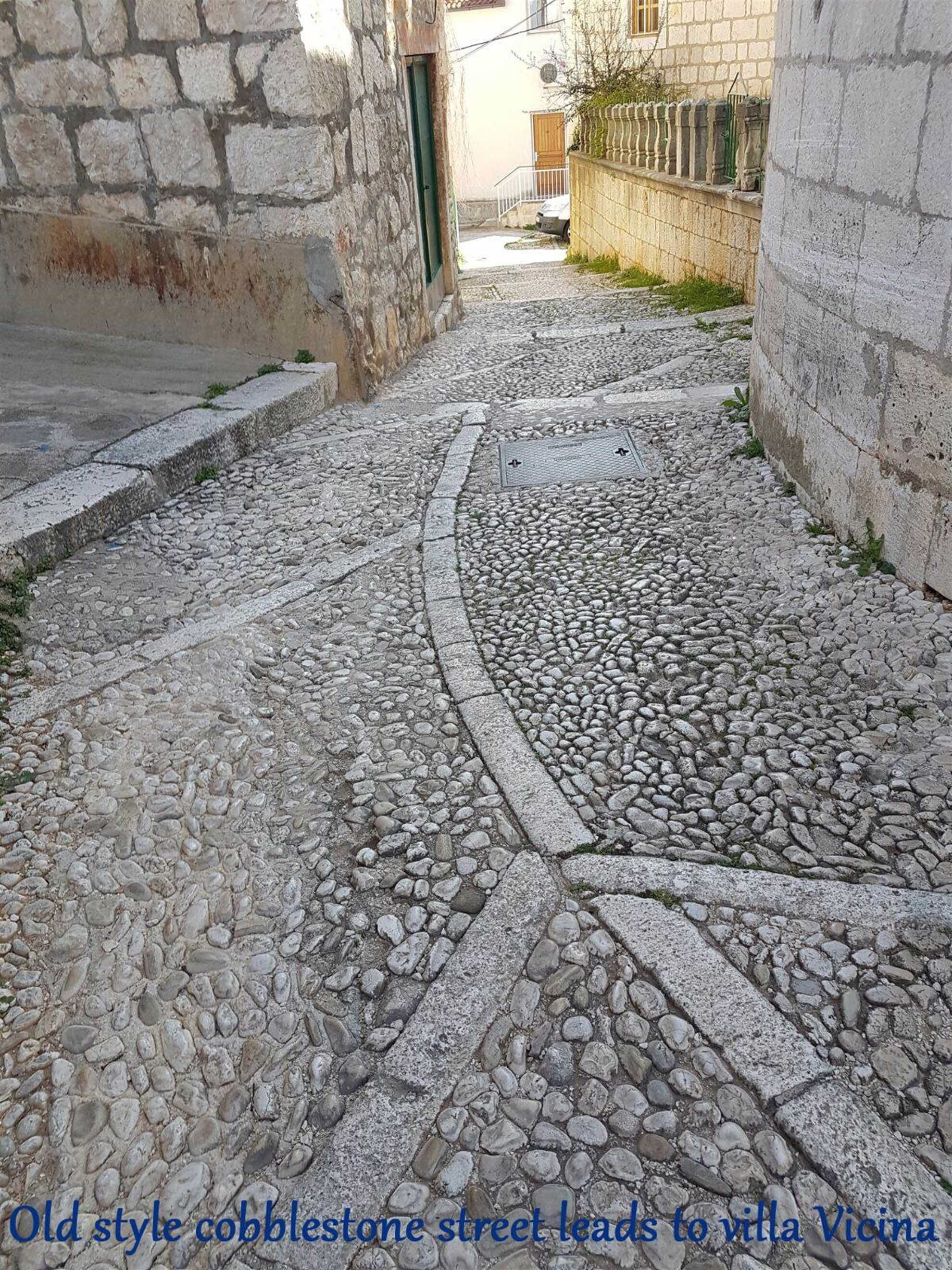 Rue pavée menant à la villa Vicina.
