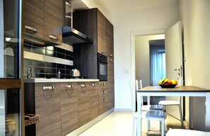 Fridge, oven, stovetop, dishwasher - DOMUS LILIA holiday home - San Giovanni - 3 bedrooms - 5 beds (Roma)