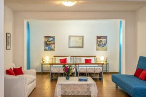 A room with a bed, a sofa, a table with a vase, and a lamp. - Giannis Beach villa in Almirida,no car needed (Almyrida)