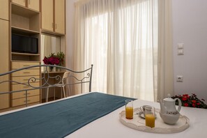 3 bedrooms, in-room safe, iron/ironing board, free WiFi