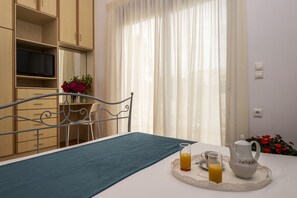 3 bedrooms, in-room safe, iron/ironing board, free WiFi