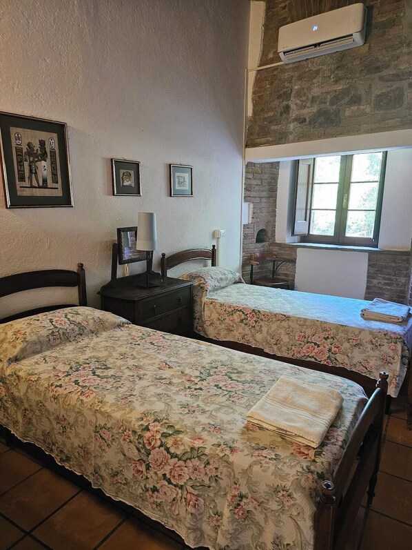 2 bedrooms, Internet - APARTMENT: THREE-ROOM APARTMENT INSIDE AN ANCIENT CASTLE WITH PANORAMIC POOL (Perugia)