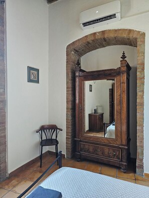 2 bedrooms, Internet - APARTMENT: THREE-ROOM APARTMENT INSIDE AN ANCIENT CASTLE WITH PANORAMIC POOL (Perugia)