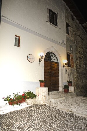 Exterior detail - Holiday apartment in the mountains and lake in a period house in the medieval village I Cardi (Poggio San Giovanni)