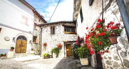 FerienWohnung in den Bergen und See in einem Altbau im mittelalterlichen Dorf I Cardi