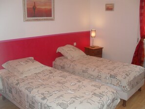 3 chambres, fer et planche à repasser, accès au Wi-Fi (inclus)