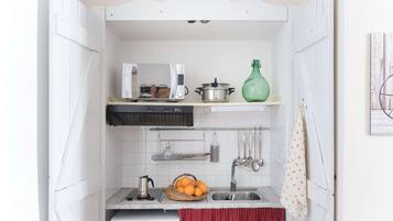 Wasserkocher mit Kaffee-/Teezubehör, Kühlschrank, Mikrowelle, Herdplatte