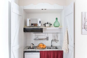 Réfrigérateur, four à micro-ondes, surface de cuisson, cafetière-théière