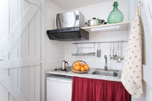 Kühlschrank, Mikrowelle, Herdplatte, Wasserkocher mit Kaffee-/Teezubehör