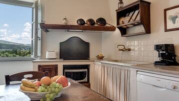 Frigorifero, microonde, piano cottura, lavastoviglie