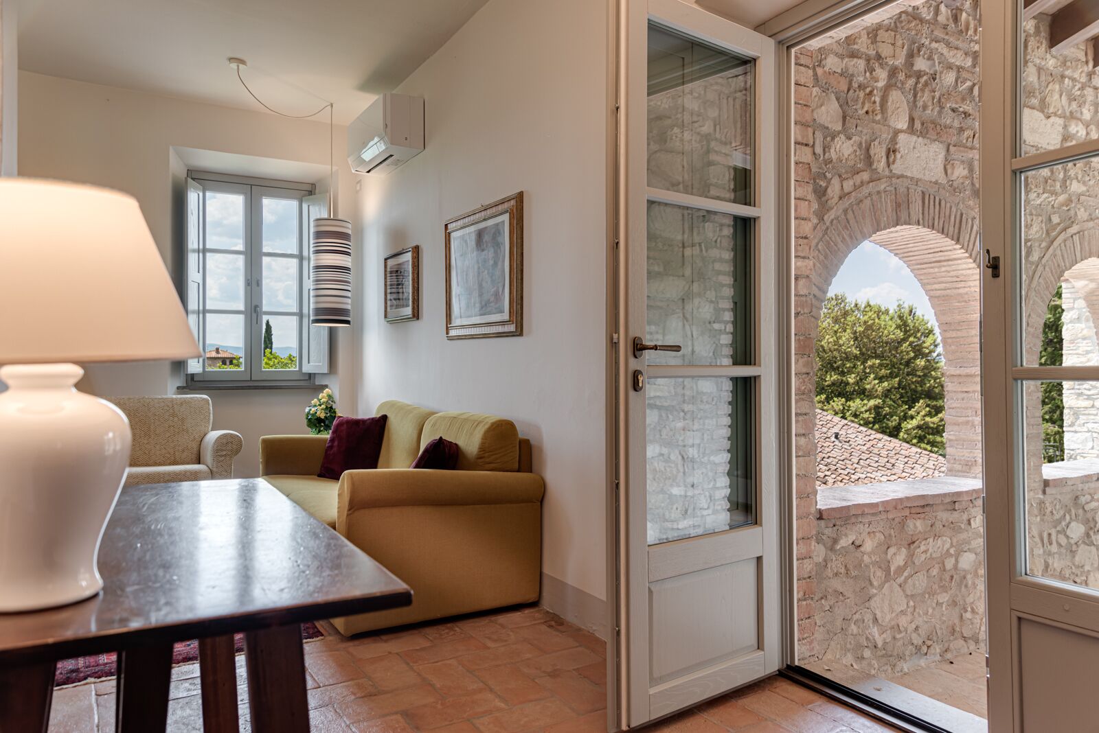 Tv och ett bordtennisbord