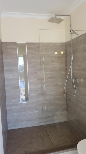 Ensemble douche/baignoire, sèche-cheveux, bidet, serviettes fournies