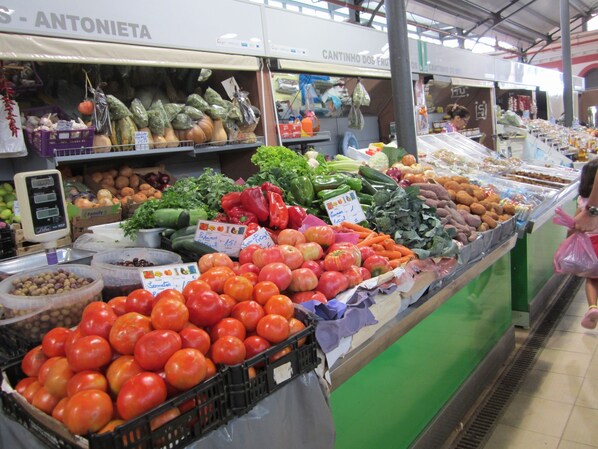 Una sección de productos frescos en un supermercado, con diversas frutas y verduras a la vista.