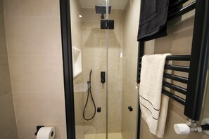 Combined shower/bathtub, hair dryer, towels, soap