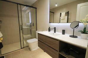 Ensemble douche/baignoire, sèche-cheveux, serviettes fournies, savon