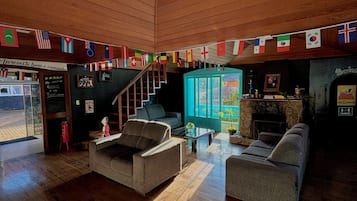 32-英寸智能电视(配备数码频道)、Netflix、流媒体服务