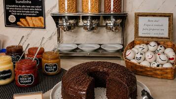 Café da manhã com buffet grátis todos os dias