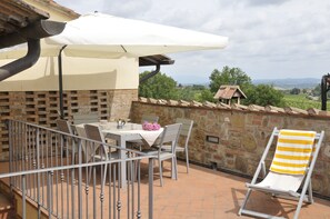Outdoor dining - Rustic apartment in farmhouse with pool near Certaldo, San Gimignano (Gambassi Terme)