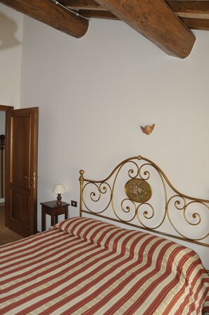 2 bedrooms, in-room safe, iron/ironing board, WiFi - Rustic apartment in farmhouse with pool near Certaldo, San Gimignano (Gambassi Terme)