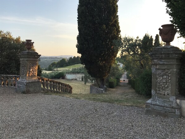 المنطقة المحيطة بالمنشأة