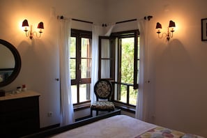 5 bedrooms, iron/ironing board, WiFi, bed sheets