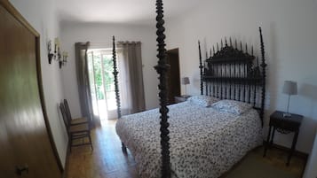 4 bedrooms, iron/ironing board, Internet, bed sheets