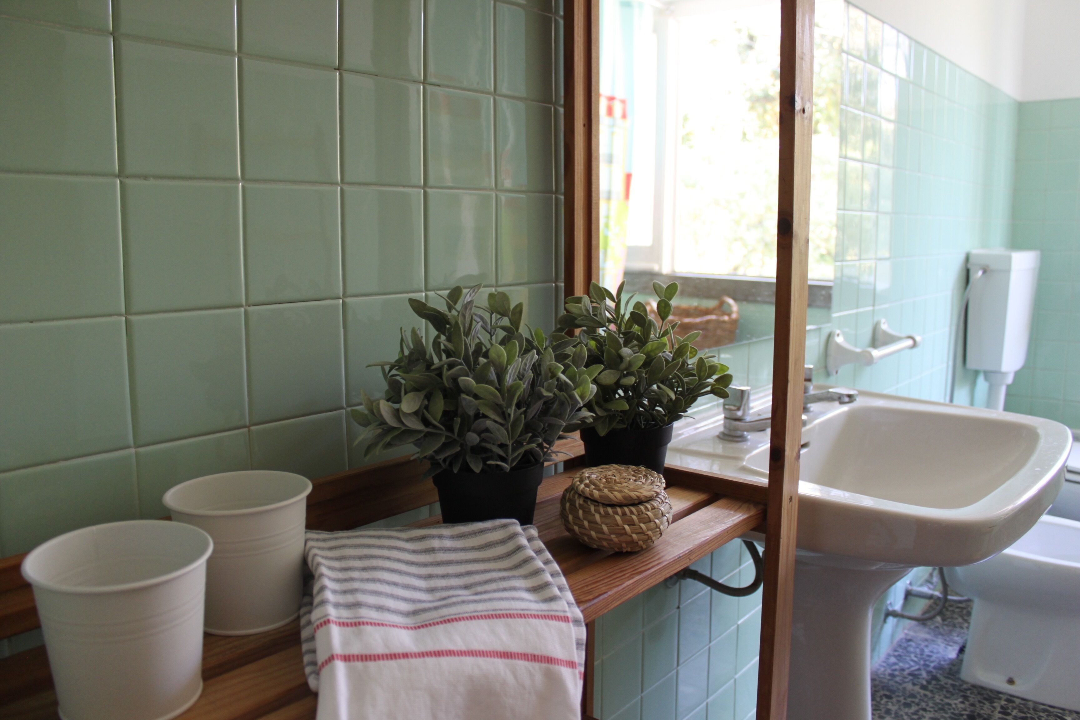 Combined shower/tub, hair dryer, bidet, towels