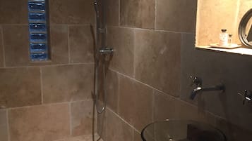 Duschwanne, kostenlose Toilettenartikel, Haartrockner, Hausschuhe