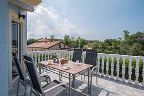 Outdoor dining - Holiday home with pool and barbecue (Umag)