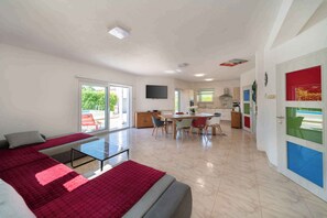 TV - Holiday home with pool and barbecue (Umag)