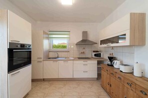 Kühlschrank, Mikrowelle, Ofen, Geschirrspüler