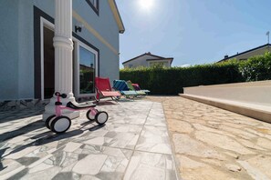 Property grounds - Holiday home with pool and barbecue (Umag)