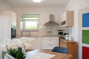 Kühlschrank, Mikrowelle, Ofen, Geschirrspüler