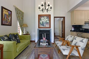 Romantic Cottage | Egyptian cotton sheets, premium bedding, pillow-top beds, in-room safe - Petit & Grande Plaisir (Franschhoek)